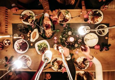 Une table de Noël avec plusieurs plats gourmands