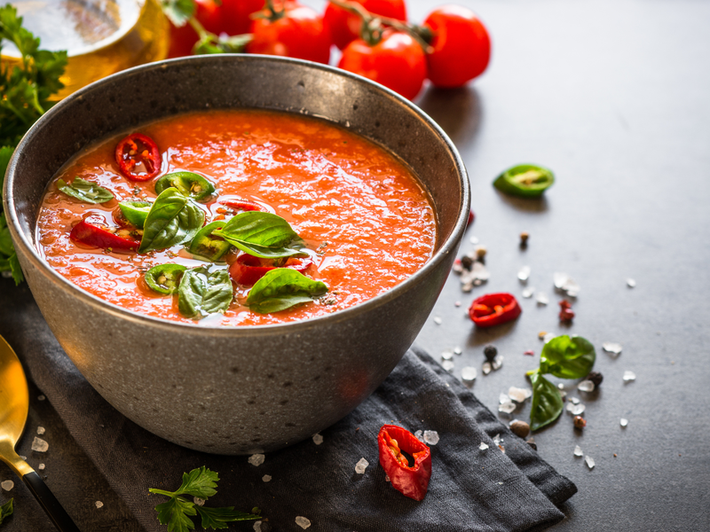 Gaspacho dans un bol frais
