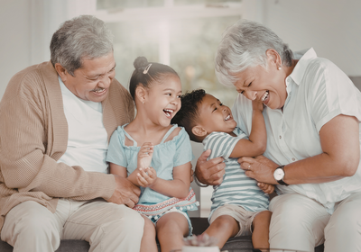 Grands parents avec leurs petits enfants entrain de rire