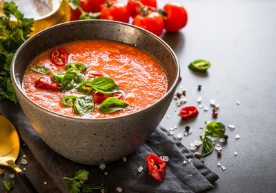 Gaspacho dans un bol frais