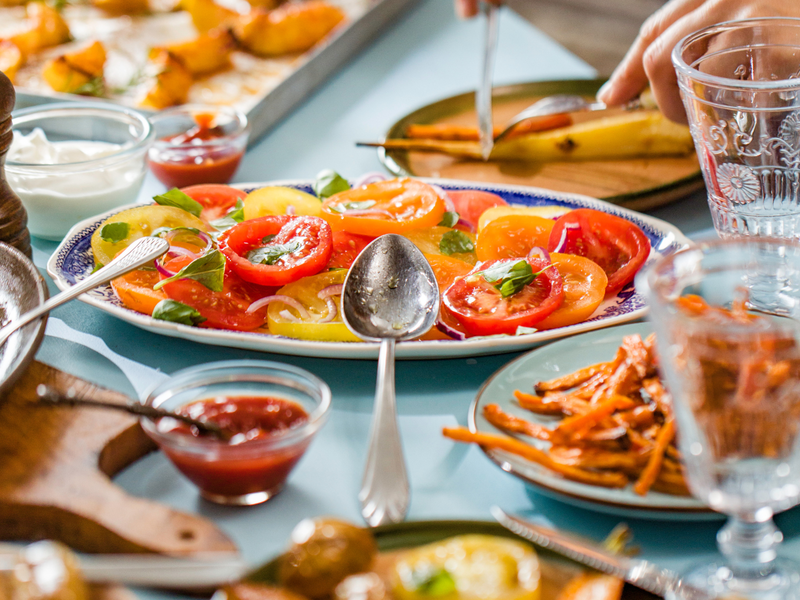 Une tablé avec des plats d'été et frais