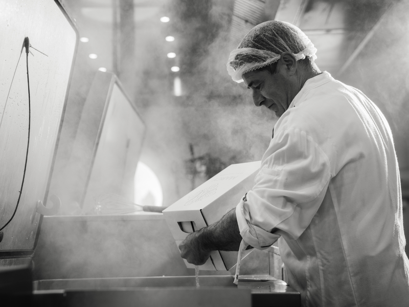 Chef cuisiner entrain d'élaborer nos plats savoureux