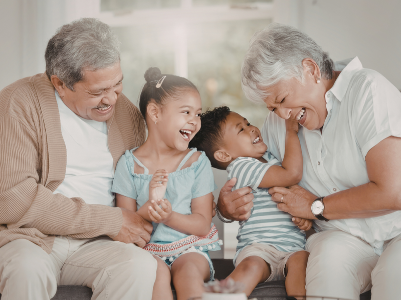 Grands parents avec leurs petits enfants entrain de rire