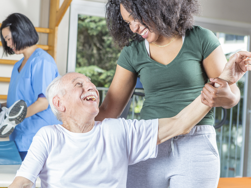 Grand-père heureux et souriant