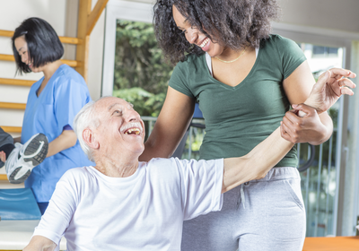 Grand-père heureux et souriant