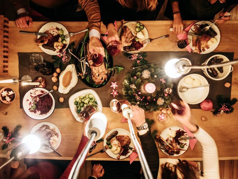 Une table de Noël avec plusieurs plats gourmands