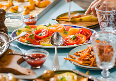 Une tablé avec des plats d'été et frais
